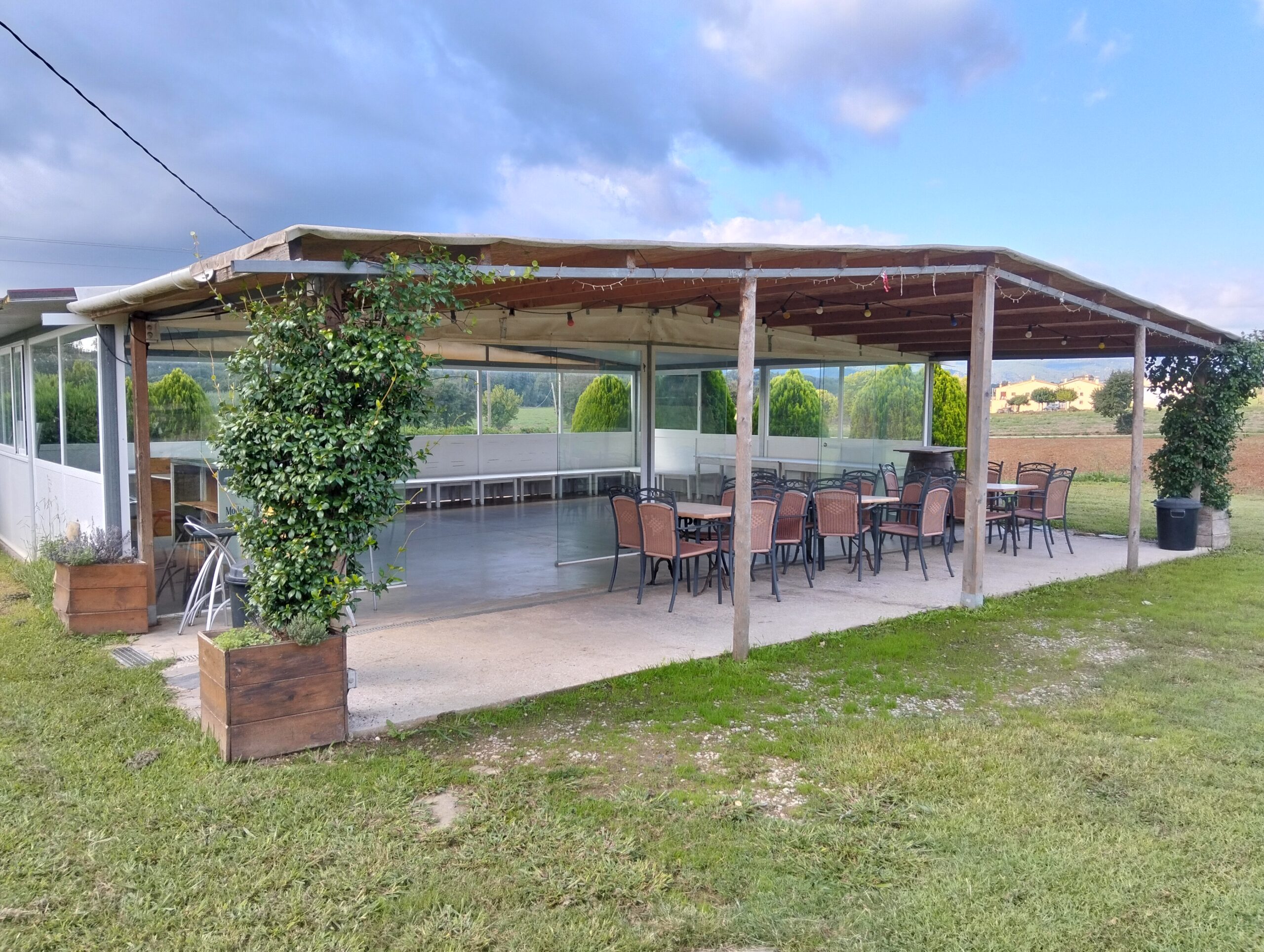Zona coworking i menjador exterior Can Freu