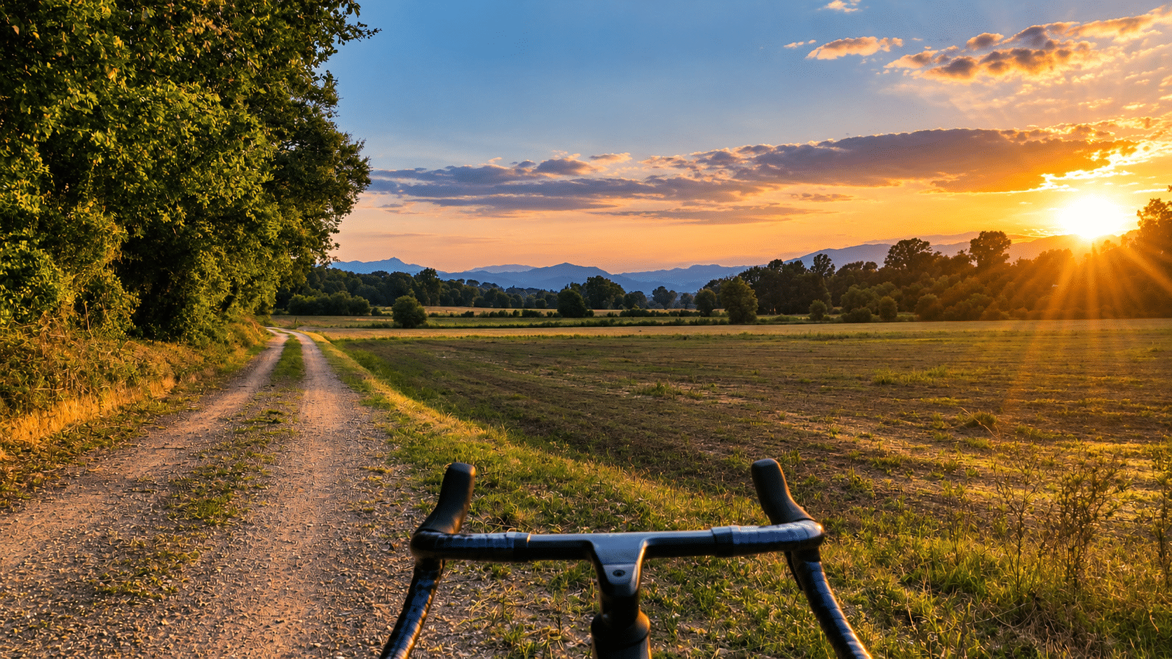 Ciclista en ruta de gravel a la posta de sol, prop de Can Freu
